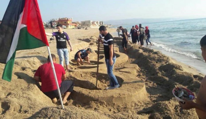 خريطة فلسطين تزيّن شاطئ مخيّم الرشيدية