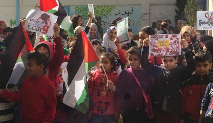 أطفال مخيّم البداوي يدعون لمقاطعة البضائع الداعمة للاحتلال