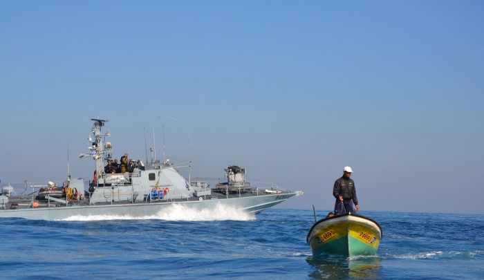 بحرية الاحتلال تستهدف قوارب الصيادين شمالي قطاع غزة