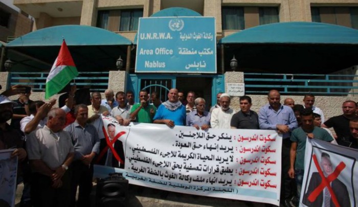 فلسطينيون يُغلقون مقر "الأونروا" في نابلس المحتلة