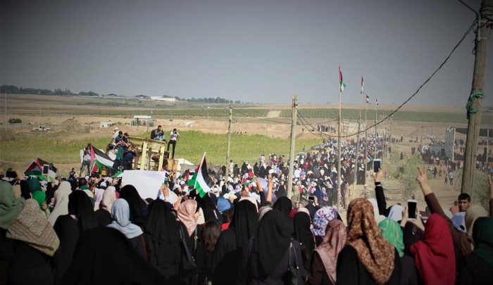 "فلسطينيّات العودة وكسر الحصار".. آلاف الفلسطينيّات يتظاهرن شرقي قطاع غزة
