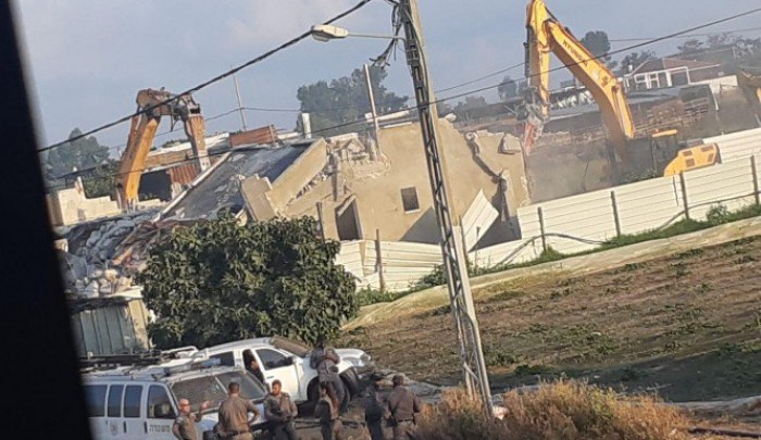 الاحتلال يهدم منزلين في قلنسوة المحتلة وعشرات المنازل مُهددة