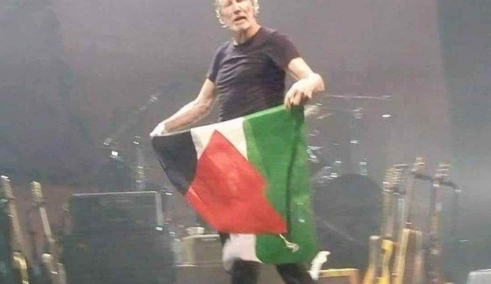 "روجر ووترز" نجم "Pink Floyd" يرفع علم فلسطين