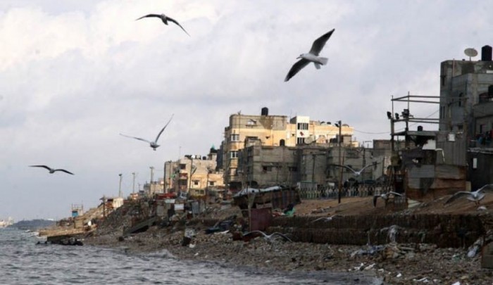 لقاء في بلديّة غزة حول أزمات المياه والصرف الصحي في مخيّم الشاطئ