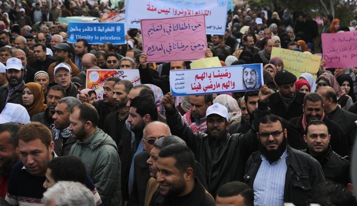 مئات العاملين في "الأونروا" يتظاهرون أمام مقرّها في غزة
