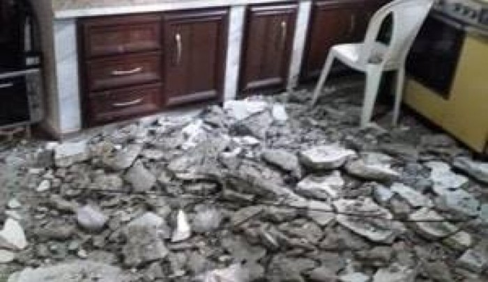 نجاة عائلة جراء سقوط سقف منزلها في "الميّة وميّة"
