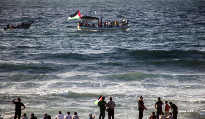بحريّة الاحتلال تُهاجم قوارب المسير البحري السادس في غزة