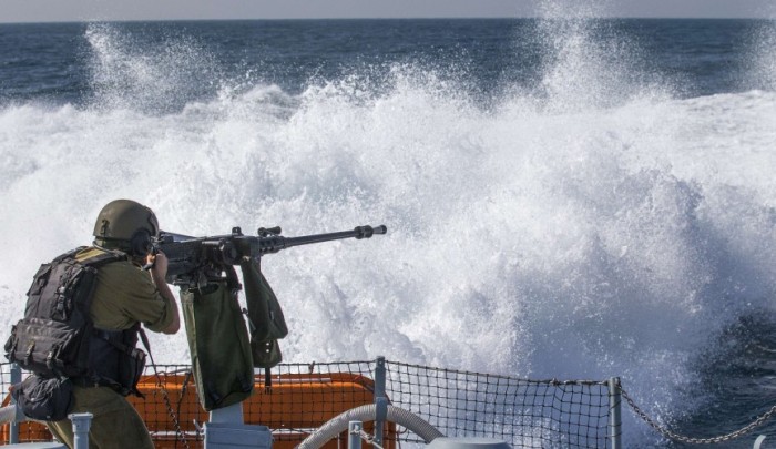 قوات الاحتلال تُهاجم مراكب الصيد في بحر مُخيّم النصيرات