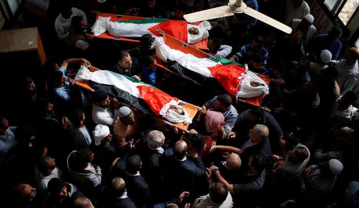 آلاف الفلسطينيين يُشيّعون جثامين الأطفال الشهداء الثلاثة في قطاع غزة
