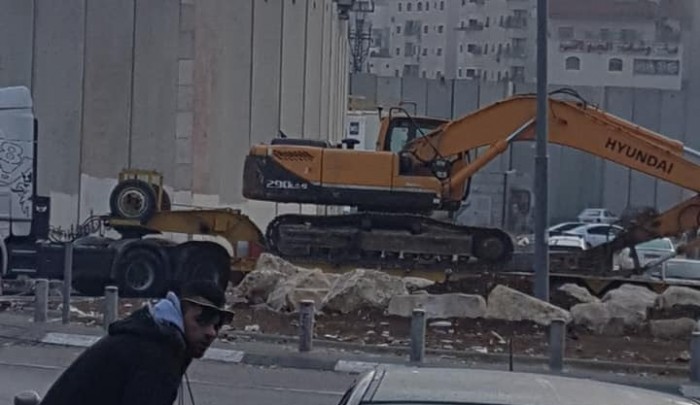 قوات الاحتلال تقتحم مُخيّم شعفاط بأعداد كبيرة وتهدم بناية سكنيّة