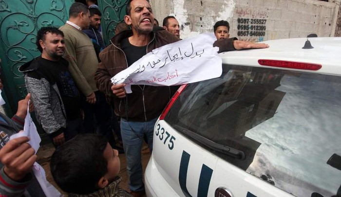 مُتضررون من عدوان الاحتلال يتظاهرون أمام مقر "الأونروا" في بيت حانون