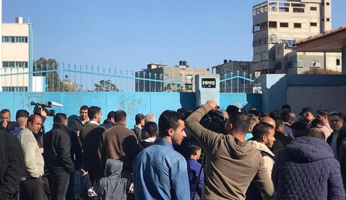 احتجاجات واسعة في استقبال كرينبول بقطاع غزة.. والمُتضررون يُهددون بالسكن في المدارس