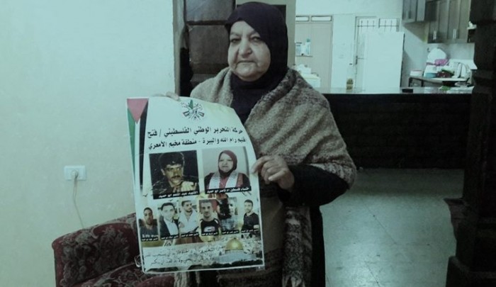أم ناصر أبو حميد في منزلها بمُخيّم الأمعري جنوبي البيرة المحتلة