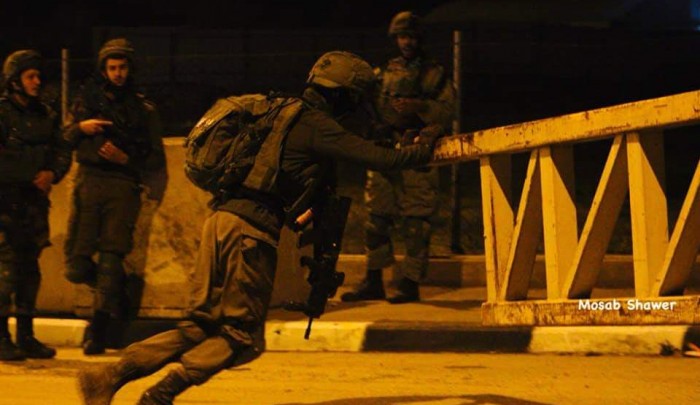 خلال انتشار قوات الاحتلال والمستوطنين على مفرق بيت عينون شرقي الخليل المحتلة مساء الخميس