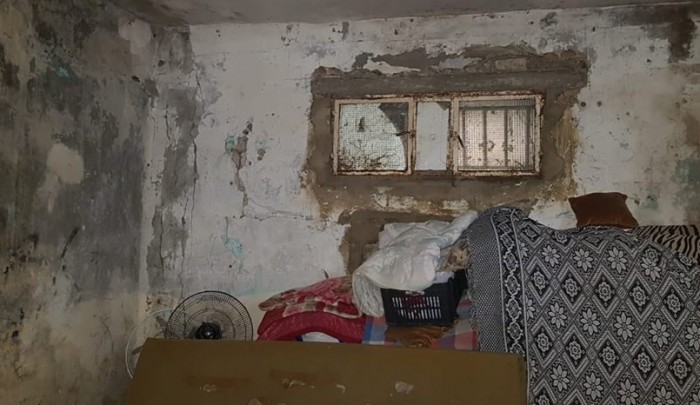 لاجئة فلسطينيّة في مخيّم الرشيدية تناشد لإنقاذها بعد غرق منزلها 