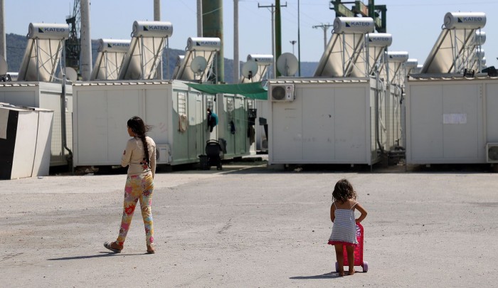 أحد مراكز الإيواء في اليونان " دليل اللاجئ"