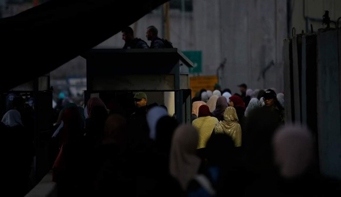 فلسطينيّون يتوافدون عبر حاجز قلنديا العسكري شمالي القدس المحتلة للصلاة في الأقصى . تصوير: حمزة شلش