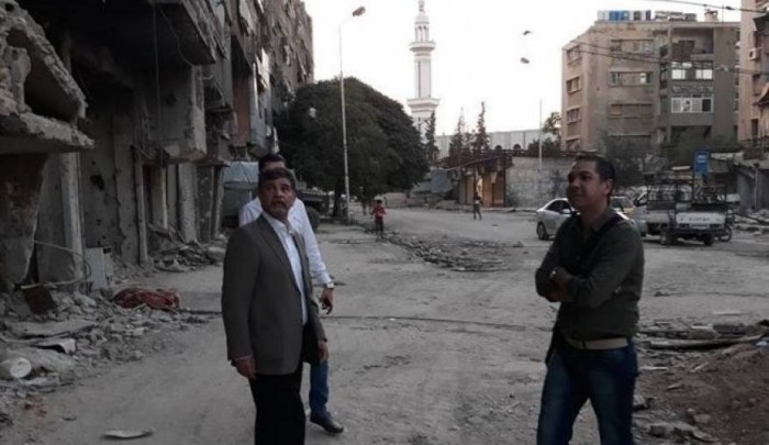 عبد الهادي خلال زيارته لأنقاض مخيّم اليرموك العام الفائت" انترنت" 