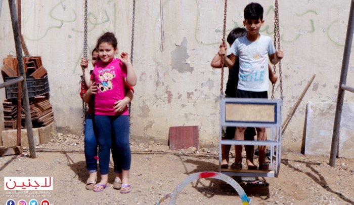 أطفال يحتفلون بعيد الفطر في مخيم برج البراجنة جنوبي بيروت 