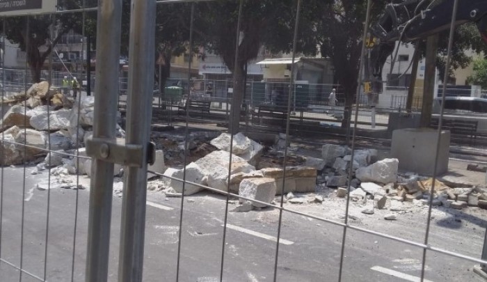 بلدية الاحتلال تغلق حي النزهة بيافا رغم اعتراض السكان الفلسطينيين