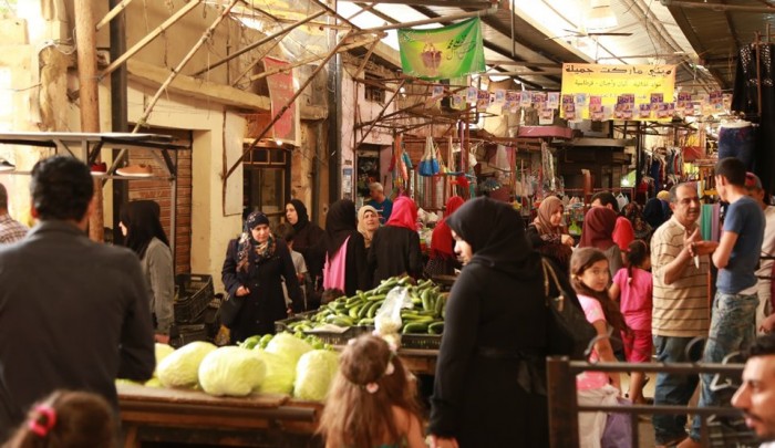  سوق مخيم عين الحلوة للاجئين الفلسطينيين " بوابة اللاجئين" 