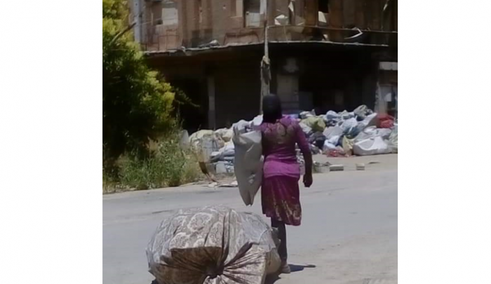 أفواج ممن يُعرفون بـ" النَوَر"، يدخلون إلى مخيّم اليرموك بشكل يومي
