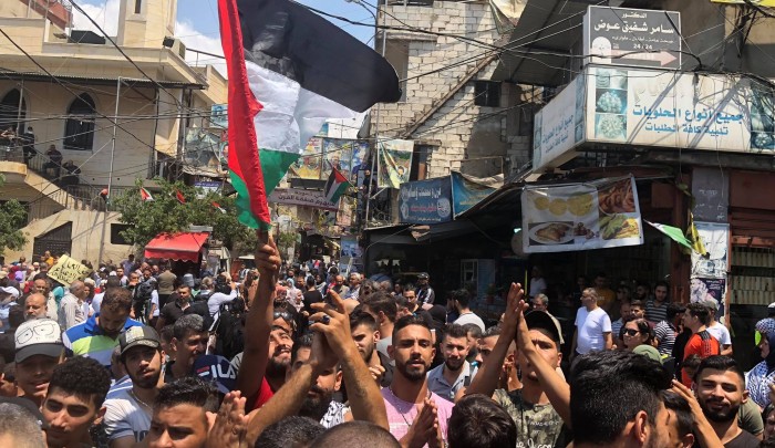 يوم غضب فلسطيني في المُخيّمات رغم دعوات الأحمد للتهدئة، والرشق إلى لبنان لبحث التداعيات 