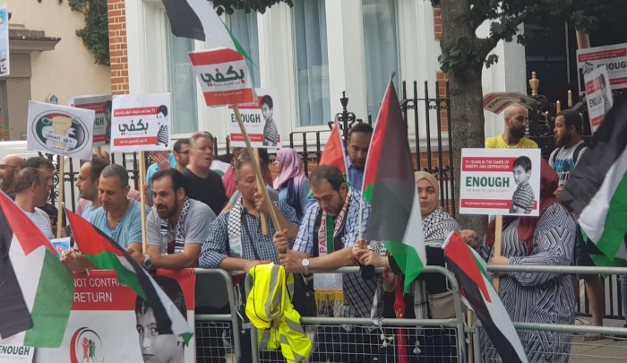 أمام السفارة اللبنانية في لندن 