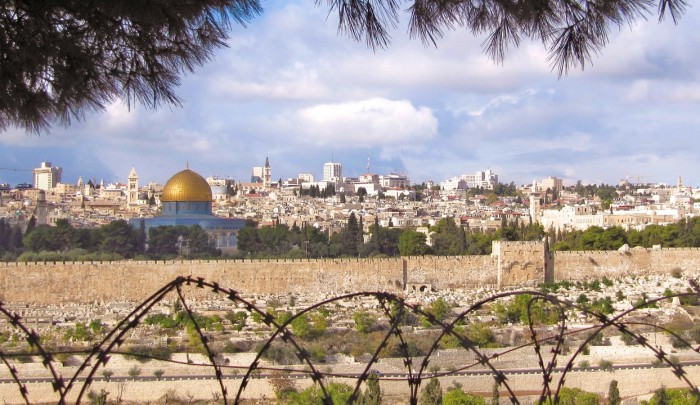 مواجهات في القدس المُحتلّة والفلسطينيّون يشدّون الرحال للأقصى