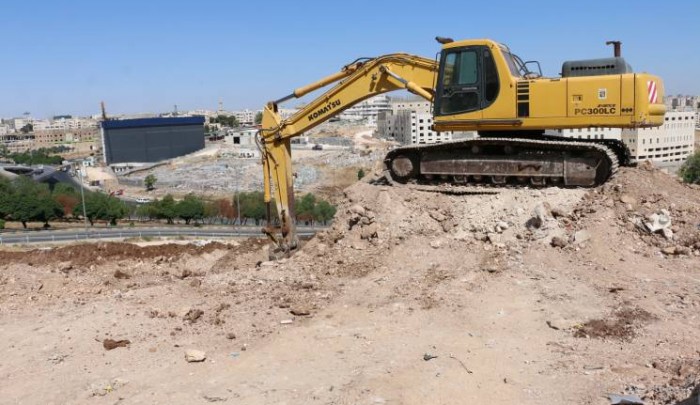 تعمل جرافة في موقع بناء المركز الصحي الجديد للأونروا في منطقة الزهور (بالقرب من عمان) - الحقوق محفوظة للأونروا ، 2019. تصوير دانية البطاينة.