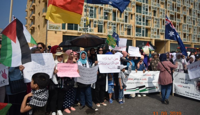 لاجئون فلسطينيون أمام السفارة الاسترالية في بيروت للمطالبة بـ "اللجوء الإنساني"