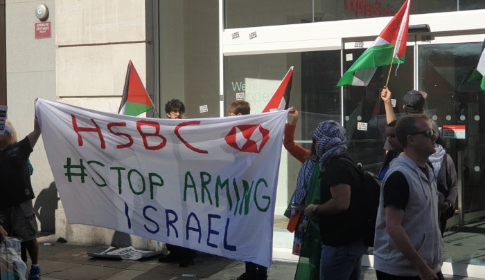 تظاهرات أمام بنك HSBC في لندن لمساهمته في استثمارات أسلحة الاحتلال