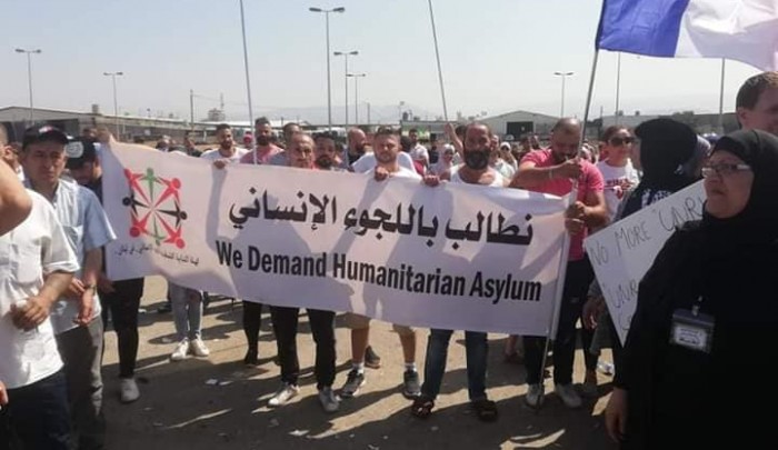 لاجئون فلسطينيون يعتصمون أمام مقر "أونروا" في بيروت للمطالبة بنقل ملفهم إلى (UNHCR)