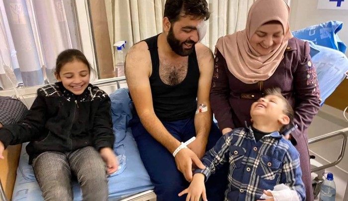الصخفي معاذ عمارنه مع أطفاله وزوجته في المشفى 