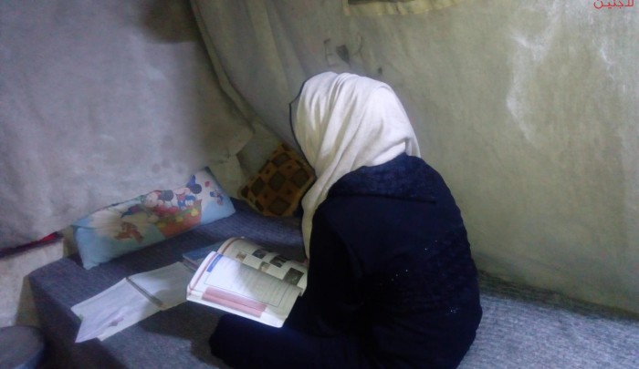 الطالبة إسراء في خيمتها بدير بلّوط " بوابة اللاجئين"