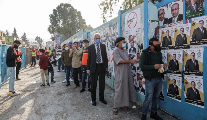 لاجئون فلسطينيون يمارسون حق التصويت في مخيم البقعة / AFP