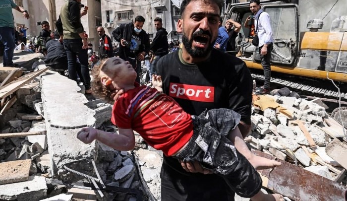 انتشال أطفال من بين الأنقاض - غزة