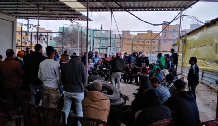 اعتصام مطلبي في مخيم نهر البارد للاجئين الفلسطينيين شمال لبنان داخل مكاتب وكالة "الأونروا"
