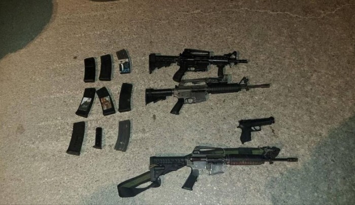 الأسلحة المصادرة من الشبان على حد زعم جيش الاحتلال