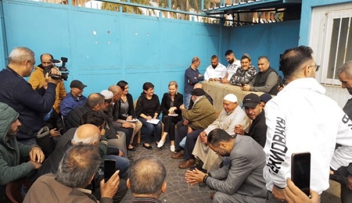 خلال اجتماع الأهالي مع  مديرة الأونروا في لبنان دوروثي كلاوس أمام مقر "أونروا"