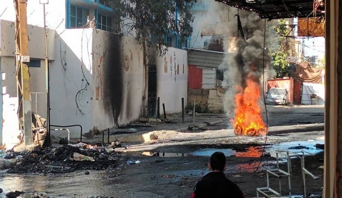حرق إطارات في الشارع الفوقاني بمخيم عين الحلوة أمس  الجمعة