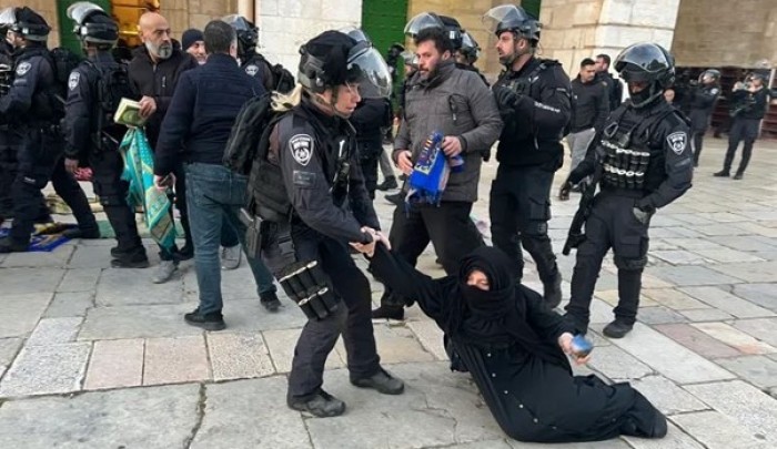 جندي إسرائيلي يعتدي على امرأة في حرم الأقصى - " الوكالة الفرنسية"