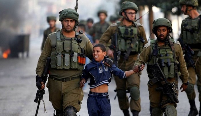صورة أرشيفية لاعتقال قوات الاحتلال طفل فلسطيني- وكالات