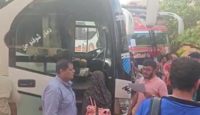 (باصات تقل طلبة قطاع غزّة لإجلائهم إلى مصر ومن ثم إلى غزة)