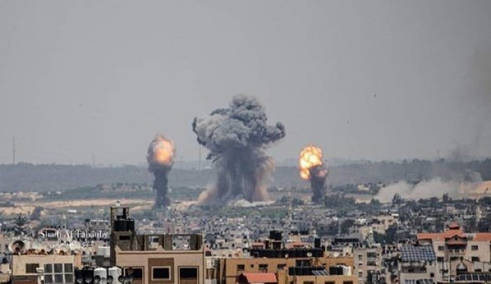 طائرات الاحتلال تقصف منازل في قطاع غزة.