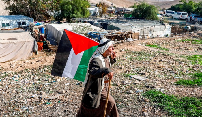 فلسطيني من قرية الخان الأحمر المهددة بالتهجير والاقتلاع
