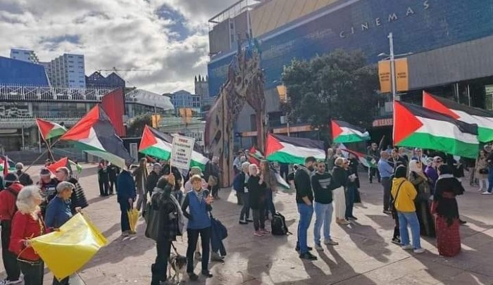 متضامنون يرفعون الأعلام الفلسطينية- أوكلاند