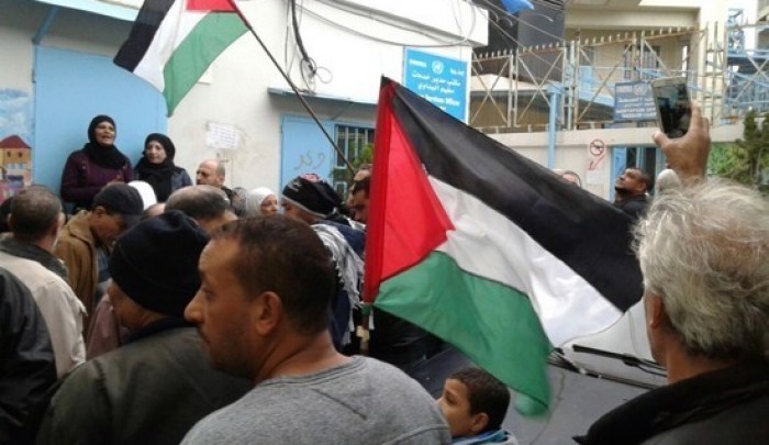 فلسطينيو سوريون أمام مقر "أونروا" / أرشيف