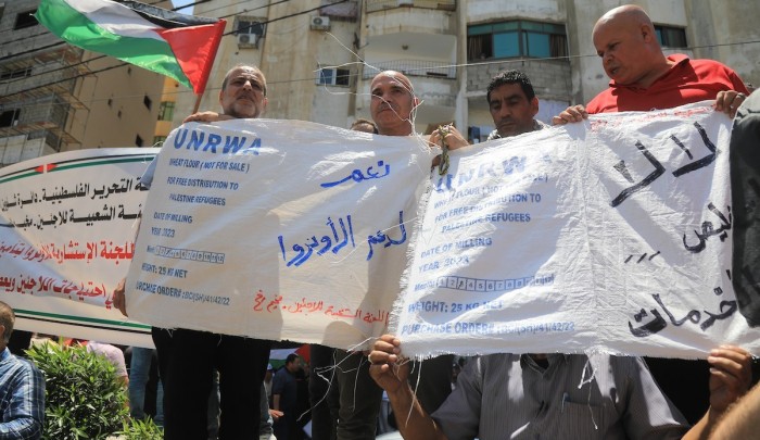 من الوقفة الاحتجاجية أمس في غزة بالتزامن مع اجتماعات اللجنة الاستشارية لوكالة "أونروا"