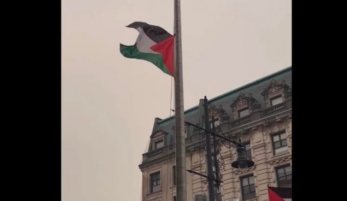 ( خلال رفع العلم الفلسطيني في ساحة بلدية كليفتون)